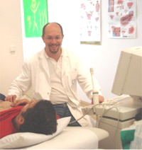 Dr. Georiades mit Patient bei einer Ultraschalluntersuchung
